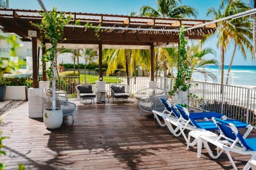 Altan/terrasse, Coconut Court Beach Hotel in Christ Church