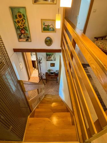 POČITNIŠKA HIŠA SONČNI VRH (POCITNISKA HISA SONCNI VRH) in 拉登齊