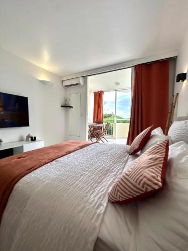 Studio sunshine vue mer et piscine
