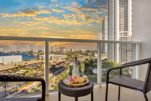 Luxury Bayfront Studio with Balcony Amazing Pool in Sunny Isles Beach, USA