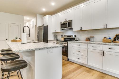 Flippin Vacation Rental Walk to White River! in Flippin, USA