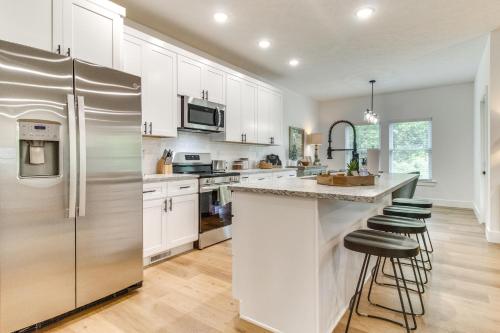 Flippin Vacation Rental Walk to White River! in Flippin, USA