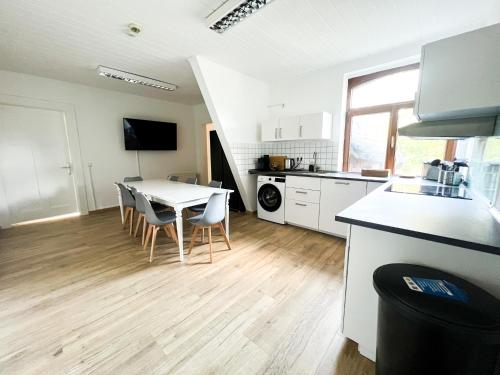 Krefeld House Deluxe Apartment - 15min to DUS & FREE Parking