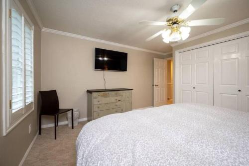 Hobbs Mill with Theatre, Ping Pong, and Pet-Friendly Hobbs Mill with Theatre, Ping Pong, and Pet-Friendly