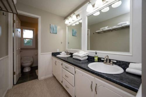 Hobbs Mill with Theatre, Ping Pong, and Pet-Friendly Hobbs Mill with Theatre, Ping Pong, and Pet-Friendly