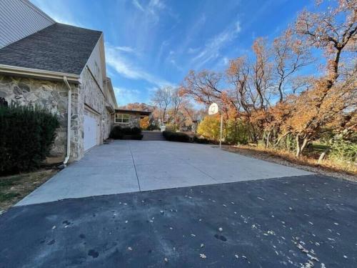 Hobbs Mill with Theatre, Ping Pong, and Pet-Friendly Hobbs Mill with Theatre, Ping Pong, and Pet-Friendly