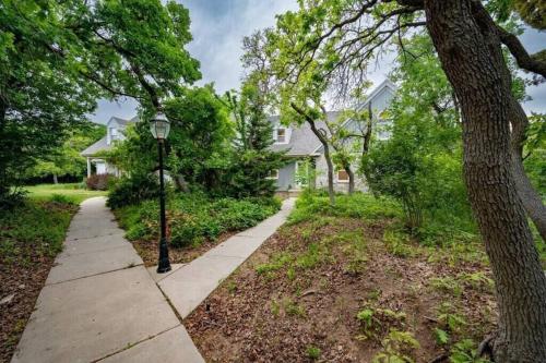 Hobbs Mill with Theatre, Ping Pong, and Pet-Friendly Hobbs Mill with Theatre, Ping Pong, and Pet-Friendly