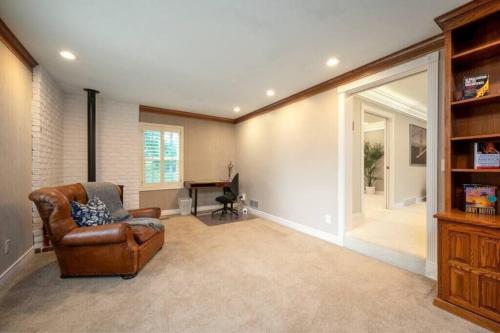 Hobbs Mill with Theatre, Ping Pong, and Pet-Friendly Hobbs Mill with Theatre, Ping Pong, and Pet-Friendly