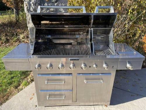 Hobbs Mill with Theatre, Ping Pong, and Pet-Friendly Hobbs Mill with Theatre, Ping Pong, and Pet-Friendly