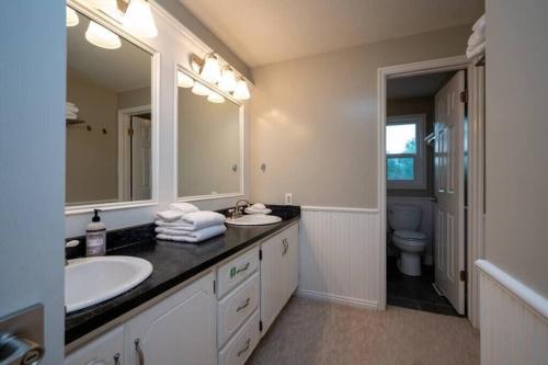 Hobbs Mill with Theatre, Ping Pong, and Pet-Friendly Hobbs Mill with Theatre, Ping Pong, and Pet-Friendly