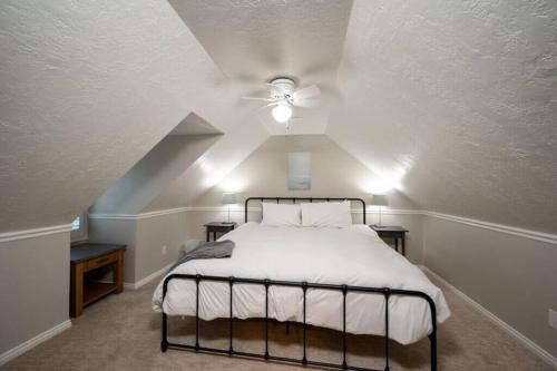 Hobbs Mill with Theatre, Ping Pong, and Pet-Friendly Hobbs Mill with Theatre, Ping Pong, and Pet-Friendly