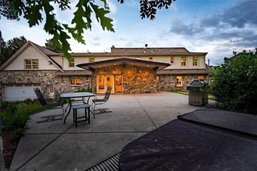 Hobbs Mill with Theatre, Ping Pong, and Pet-Friendly Hobbs Mill with Theatre, Ping Pong, and Pet-Friendly