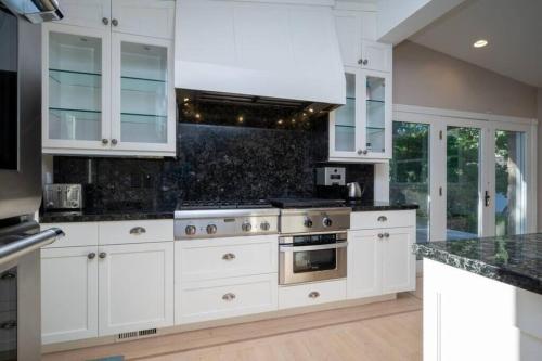 Hobbs Mill with Theatre, Ping Pong, and Pet-Friendly Hobbs Mill with Theatre, Ping Pong, and Pet-Friendly