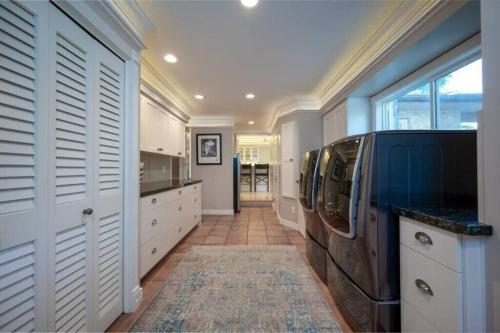 Hobbs Mill with Theatre, Ping Pong, and Pet-Friendly Hobbs Mill with Theatre, Ping Pong, and Pet-Friendly