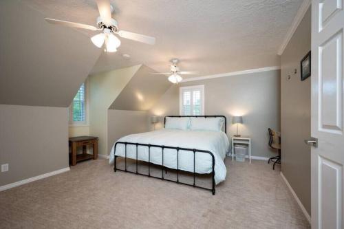 Hobbs Mill with Theatre, Ping Pong, and Pet-Friendly Hobbs Mill with Theatre, Ping Pong, and Pet-Friendly