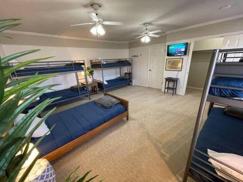 Hobbs Mill with Theatre, Ping Pong, and Pet-Friendly Hobbs Mill with Theatre, Ping Pong, and Pet-Friendly