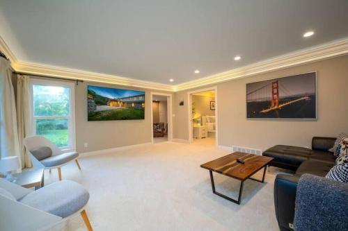 Hobbs Mill with Theatre, Ping Pong, and Pet-Friendly Hobbs Mill with Theatre, Ping Pong, and Pet-Friendly