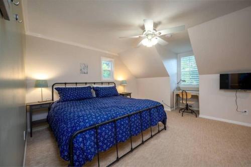 Hobbs Mill with Theatre, Ping Pong, and Pet-Friendly Hobbs Mill with Theatre, Ping Pong, and Pet-Friendly