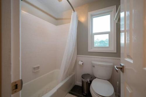 Hobbs Mill with Theatre, Ping Pong, and Pet-Friendly Hobbs Mill with Theatre, Ping Pong, and Pet-Friendly