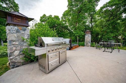 Hobbs Mill with Theatre, Ping Pong, and Pet-Friendly Hobbs Mill with Theatre, Ping Pong, and Pet-Friendly