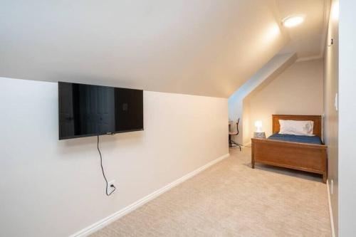 Hobbs Mill with Theatre, Ping Pong, and Pet-Friendly Hobbs Mill with Theatre, Ping Pong, and Pet-Friendly