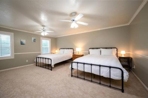 Hobbs Mill with Theatre, Ping Pong, and Pet-Friendly Hobbs Mill with Theatre, Ping Pong, and Pet-Friendly