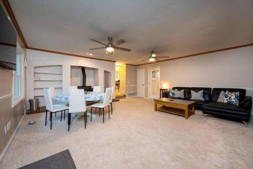 Hobbs Mill with Theatre, Ping Pong, and Pet-Friendly Hobbs Mill with Theatre, Ping Pong, and Pet-Friendly