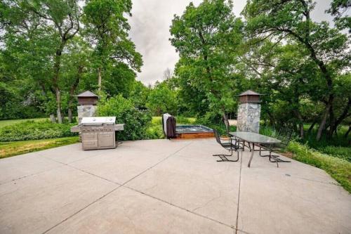 Hobbs Mill with Theatre, Ping Pong, and Pet-Friendly Hobbs Mill with Theatre, Ping Pong, and Pet-Friendly