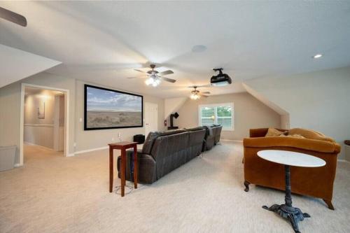 Hobbs Mill with Theatre, Ping Pong, and Pet-Friendly Hobbs Mill with Theatre, Ping Pong, and Pet-Friendly