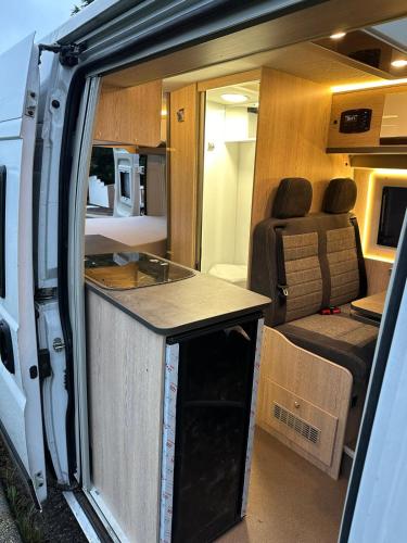 Lakoautó Berlés Luxus negykereken 2 Kastenwagen (Lakoauto Berles Luxus negykereken 2 Kastenwagen) in Dunaszeg