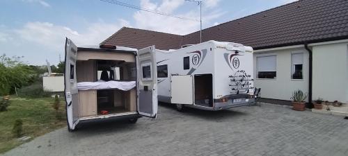 Lakoautó Berlés Luxus negykereken 2 Kastenwagen (Lakoauto Berles Luxus negykereken 2 Kastenwagen) in Dunaszeg
