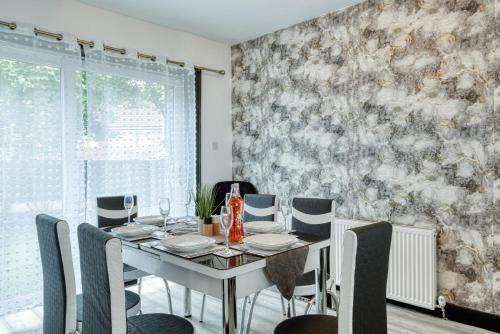 Full House, Massage Mattresses, Sleeps 6 guests, Free wifi, Free Parking, Free Netflix, Smart TV Full House, Massage Mattresses, Sleeps 6 guests, Free wifi, Free Parking, Free Netflix, Smart TV