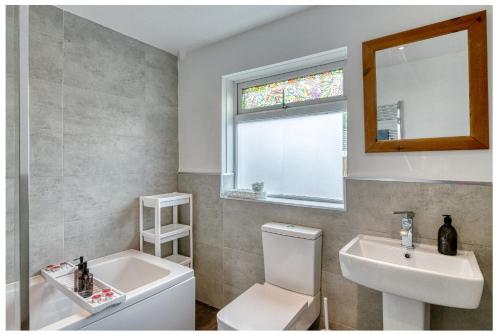 Full House, Massage Mattresses, Sleeps 6 guests, Free wifi, Free Parking, Free Netflix, Smart TV Full House, Massage Mattresses, Sleeps 6 guests, Free wifi, Free Parking, Free Netflix, Smart TV