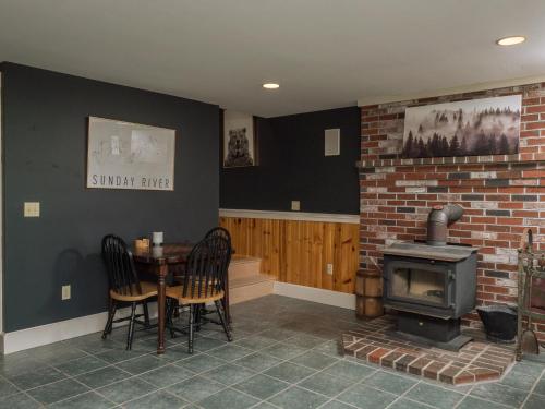 SUNDAY RIVER VIEWS!! Minutes from the mountain!