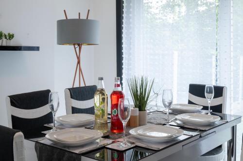 Full House, Massage Mattresses, Sleeps 6 guests, Free wifi, Free Parking, Free Netflix, Smart TV Full House, Massage Mattresses, Sleeps 6 guests, Free wifi, Free Parking, Free Netflix, Smart TV