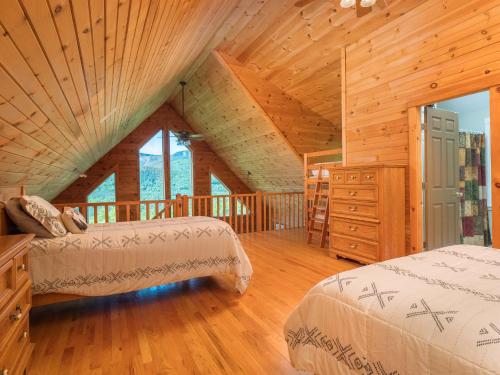 SUNDAY RIVER VIEWS!! Minutes from the mountain!