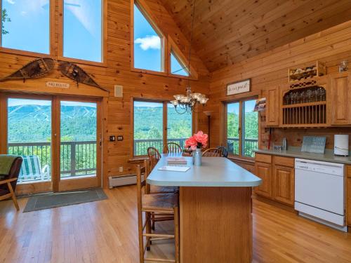 SUNDAY RIVER VIEWS!! Minutes from the mountain!