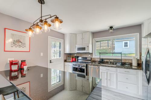 Pet-Friendly Arlington Townhome with Furnished Patio in Arlington, USA