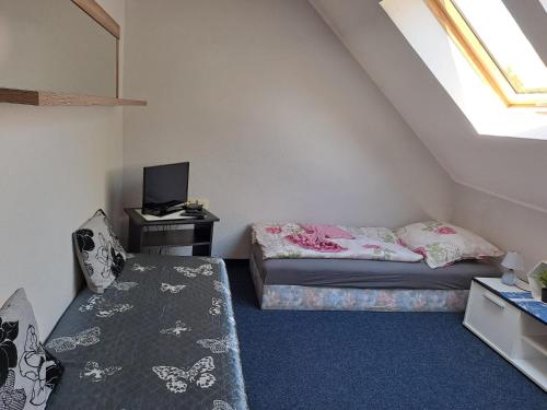 2 twin beds