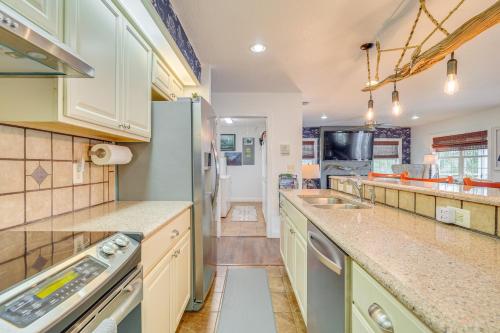 Riverfront Homosassa Retreat with Kayak and Boat Dock! in Homosassa, USA