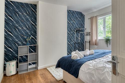 Full House, Massage Mattresses, Sleeps 6 guests, Free wifi, Free Parking, Free Netflix, Smart TV Full House, Massage Mattresses, Sleeps 6 guests, Free wifi, Free Parking, Free Netflix, Smart TV