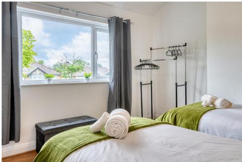 Full House, Massage Mattresses, Sleeps 6 guests, Free wifi, Free Parking, Free Netflix, Smart TV Full House, Massage Mattresses, Sleeps 6 guests, Free wifi, Free Parking, Free Netflix, Smart TV