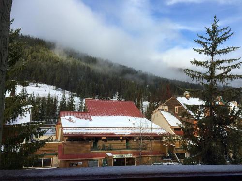 Panorama Mountain Resort - Horsethief Lodge with Fairmont Creek