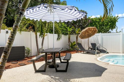 Coastal Retreat Stunning 4BDR 2BTH with PooL in Seminole, USA