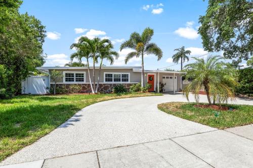 Coastal Retreat Stunning 4BDR 2BTH with PooL in Seminole, USA
