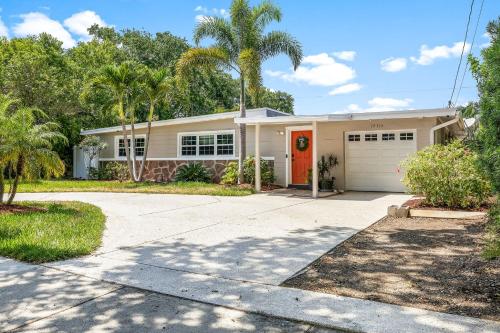 Coastal Retreat Stunning 4BDR 2BTH with PooL in Seminole, USA