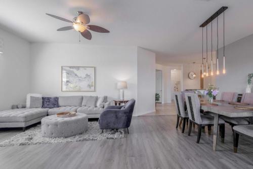 New! Stunning Vista Cay Lakeview Panorama Near all Theme Parks walk to Convention Center and Intl Drive in Orlando, USA