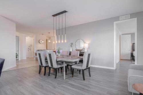 New! Stunning Vista Cay Lakeview Panorama Near all Theme Parks walk to Convention Center and Intl Drive in Orlando, USA