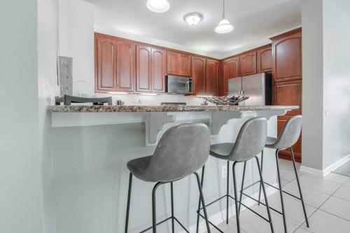 New! Sensational Vista Cay Lake View Escape Near all theme Parks walk to the Convention Center and Intl Drive in Orlando, USA