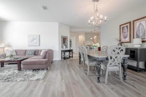 New! Sensational Vista Cay Lake View Escape Near all theme Parks walk to the Convention Center and Intl Drive in Orlando, USA